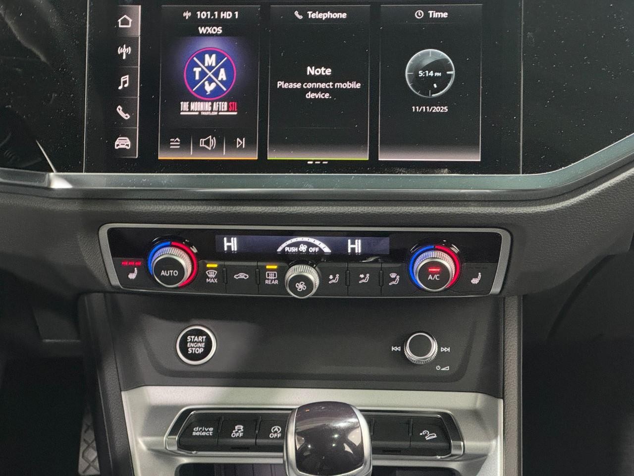 Audi Q3 Vehicle Full-screen Gallery Image 15