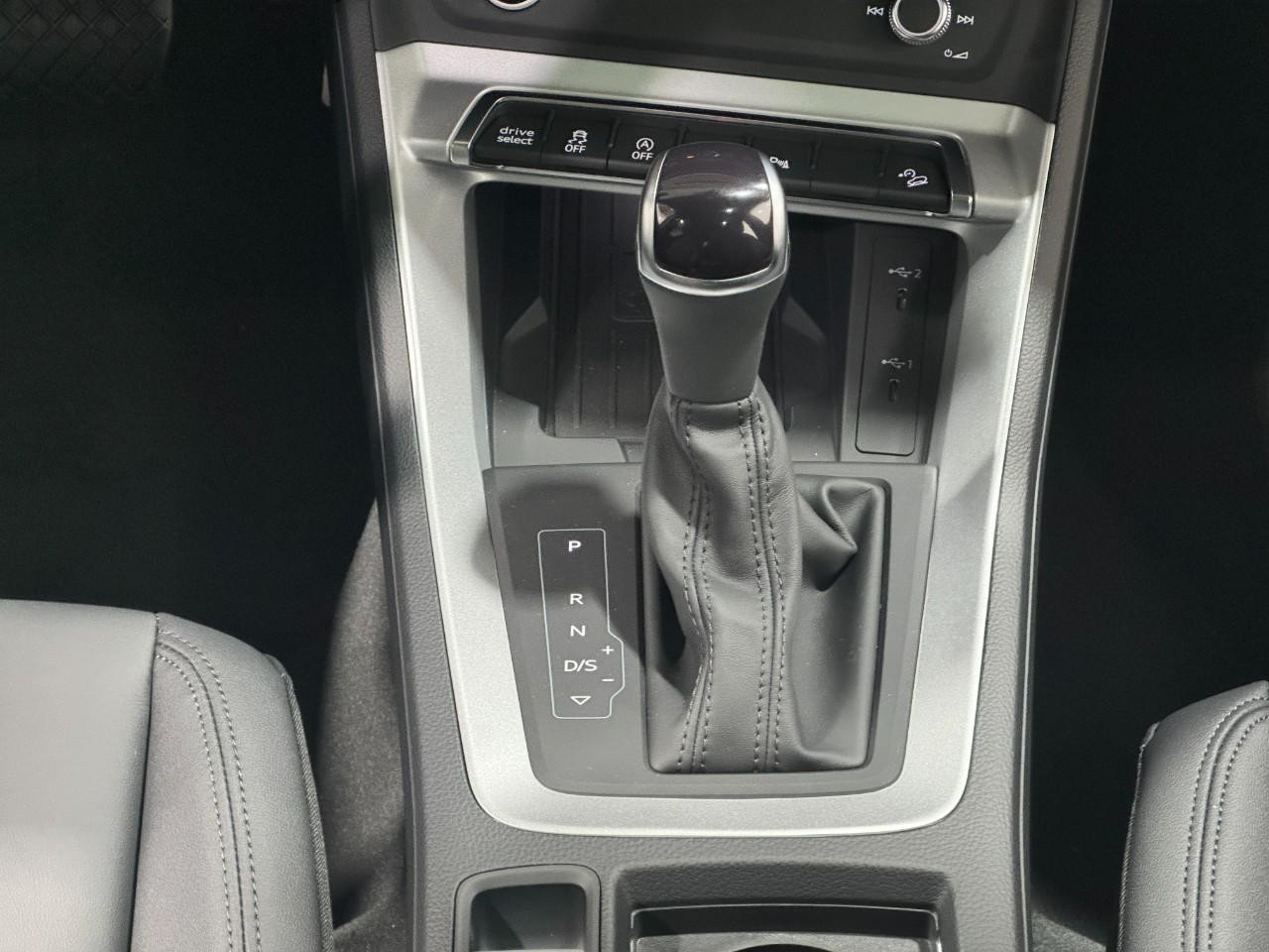 Audi Q3 Vehicle Full-screen Gallery Image 16