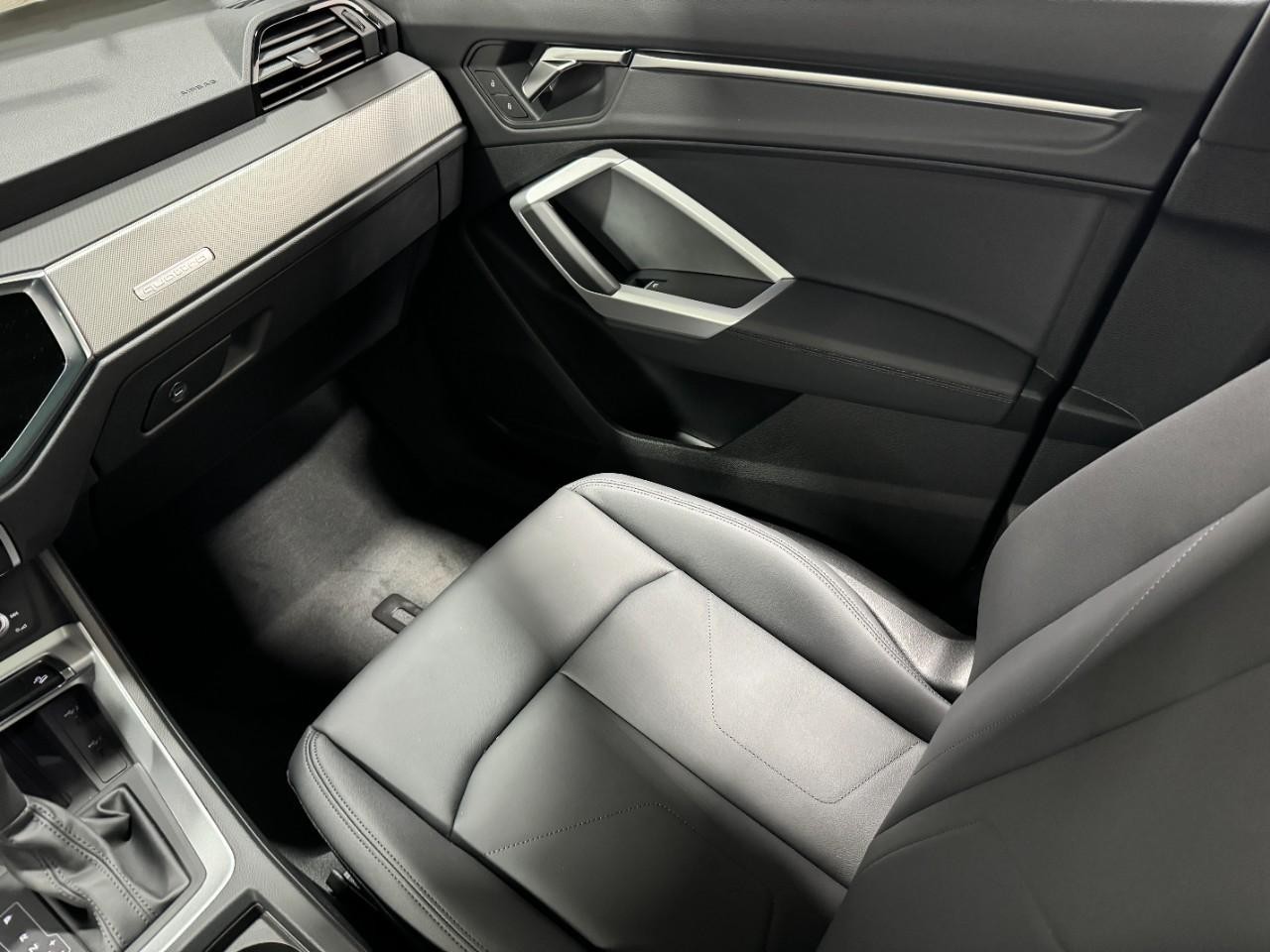 Audi Q3 Vehicle Full-screen Gallery Image 17