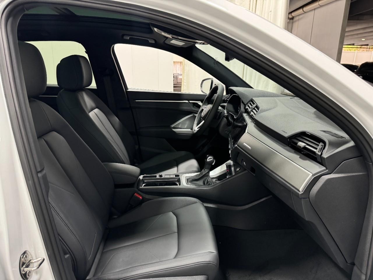 Audi Q3 Vehicle Full-screen Gallery Image 18