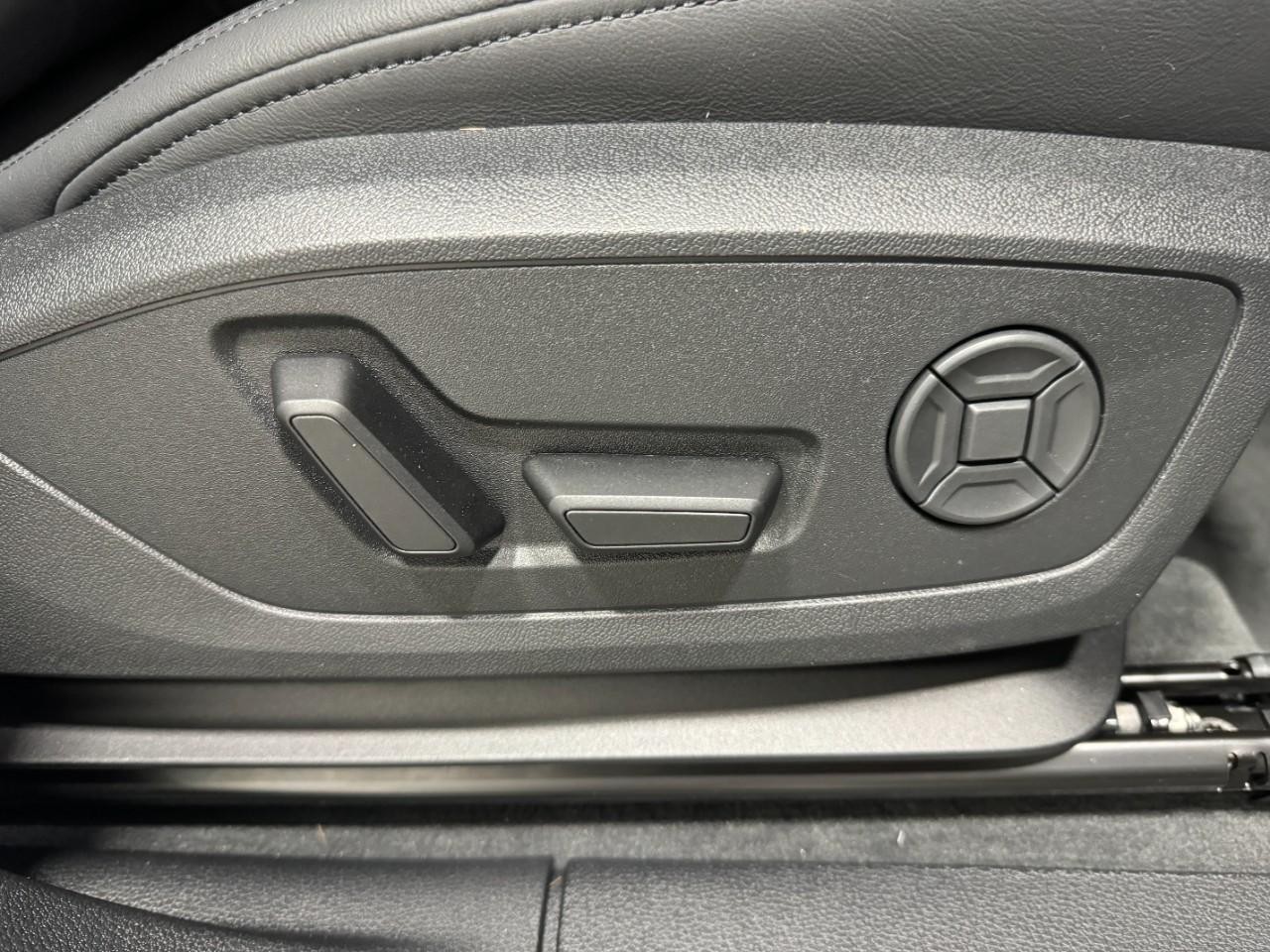 Audi Q3 Vehicle Full-screen Gallery Image 20