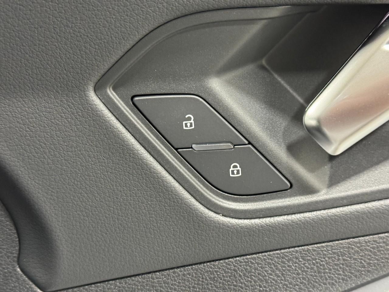 Audi Q3 Vehicle Full-screen Gallery Image 21