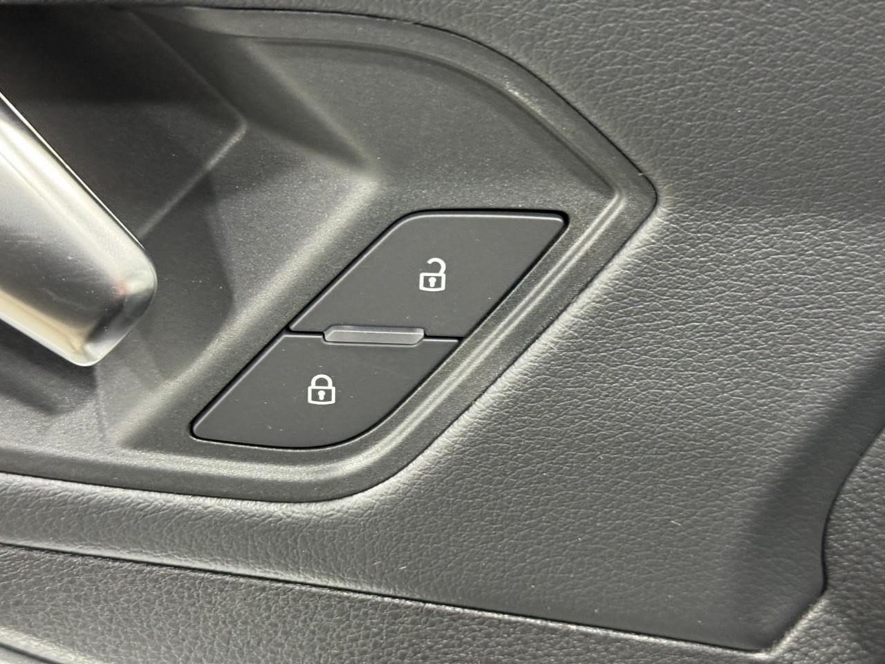 Audi Q3 Vehicle Full-screen Gallery Image 23