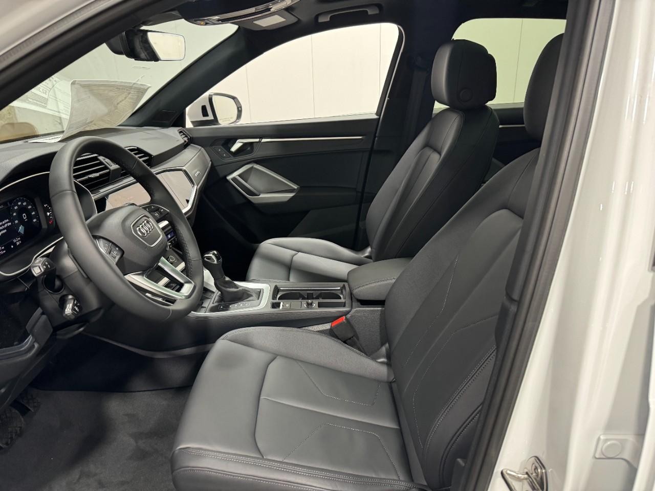 Audi Q3 Vehicle Full-screen Gallery Image 26