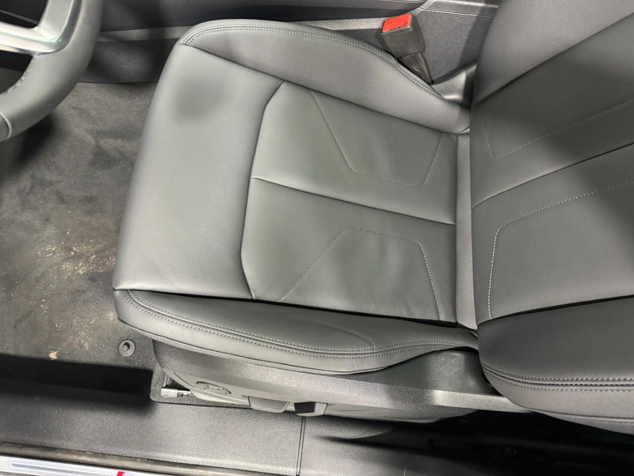 Audi Q3 Vehicle Full-screen Gallery Image 27