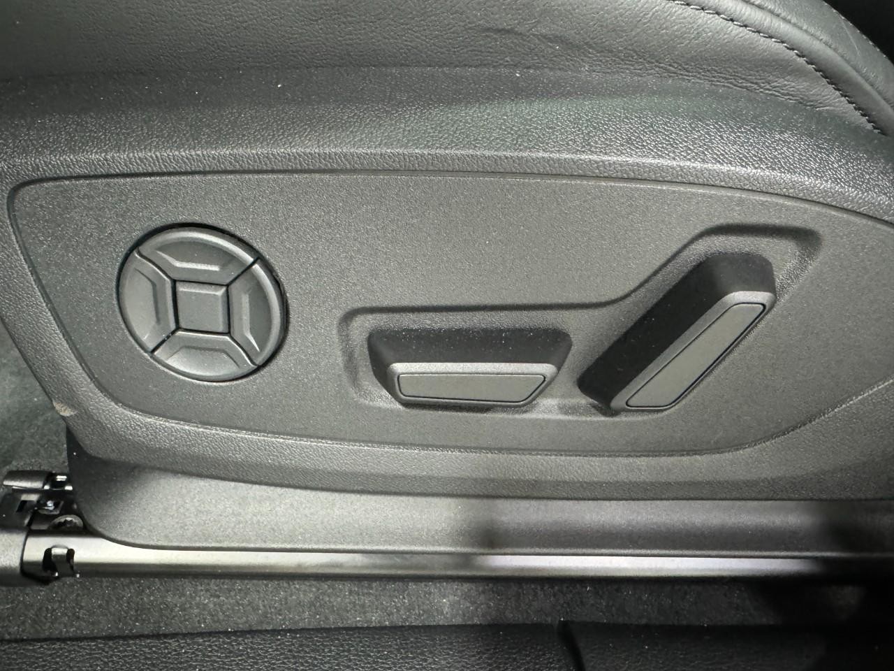 Audi Q3 Vehicle Full-screen Gallery Image 28