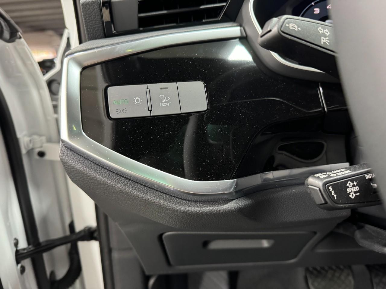 Audi Q3 Vehicle Full-screen Gallery Image 29