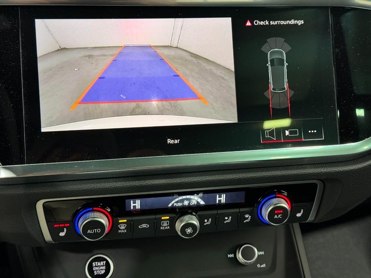 Audi Q3 Vehicle Full-screen Gallery Image 34