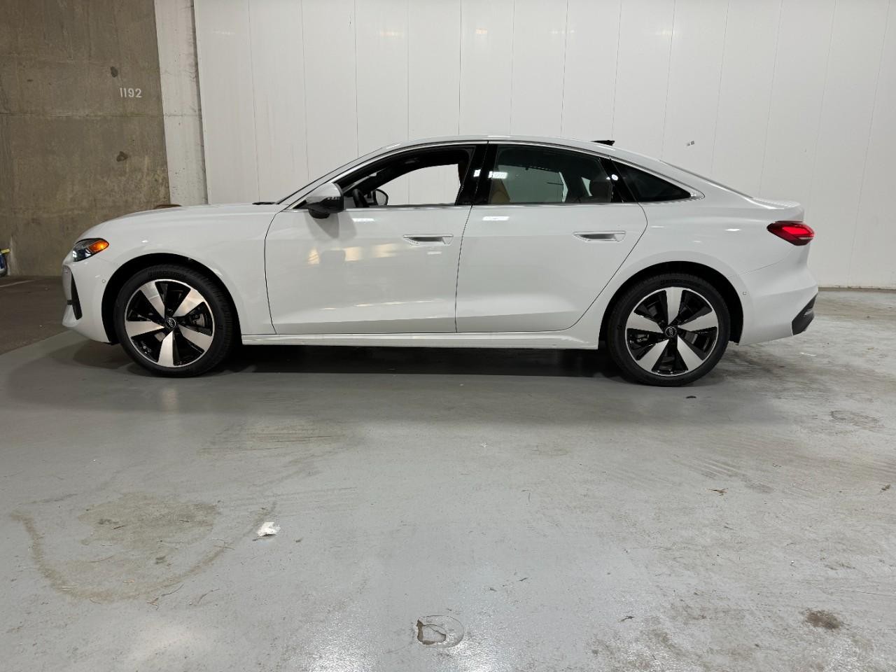 Audi A5 Vehicle Full-screen Gallery Image 2