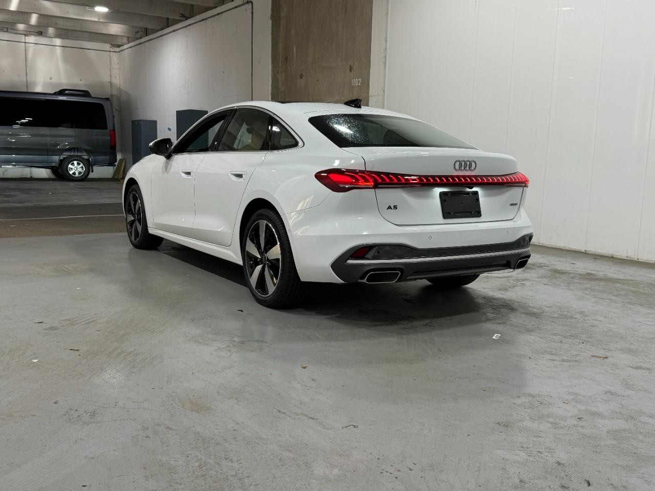 Audi A5 Vehicle Full-screen Gallery Image 3