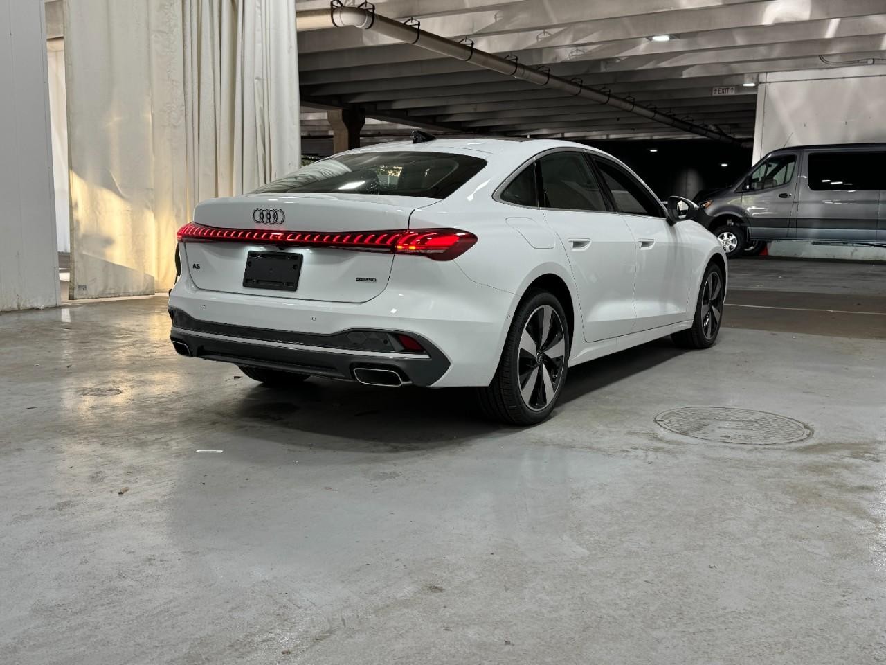 Audi A5 Vehicle Full-screen Gallery Image 4