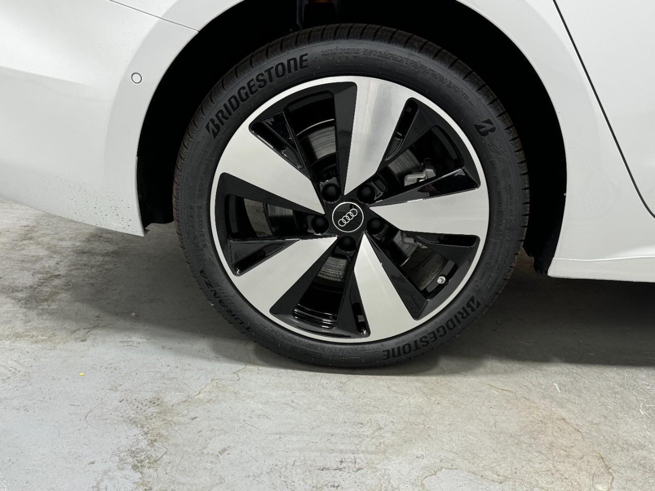 Audi A5 Vehicle Full-screen Gallery Image 5