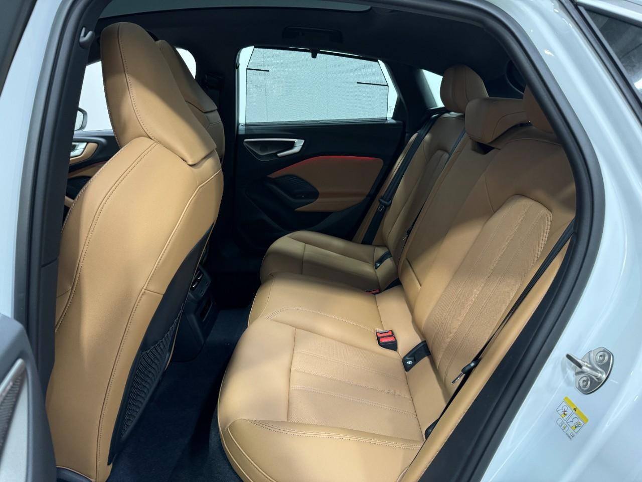 Audi A5 Vehicle Full-screen Gallery Image 8