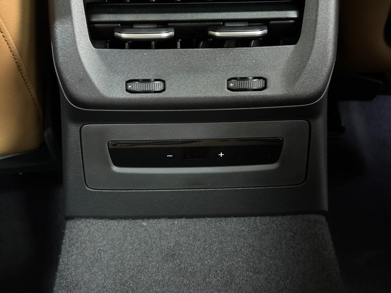 Audi A5 Vehicle Full-screen Gallery Image 11