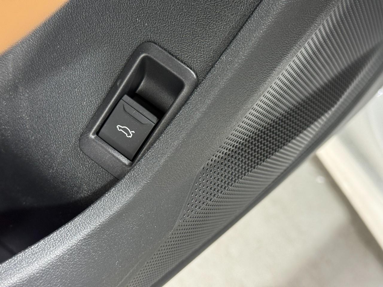 Audi A5 Vehicle Full-screen Gallery Image 26