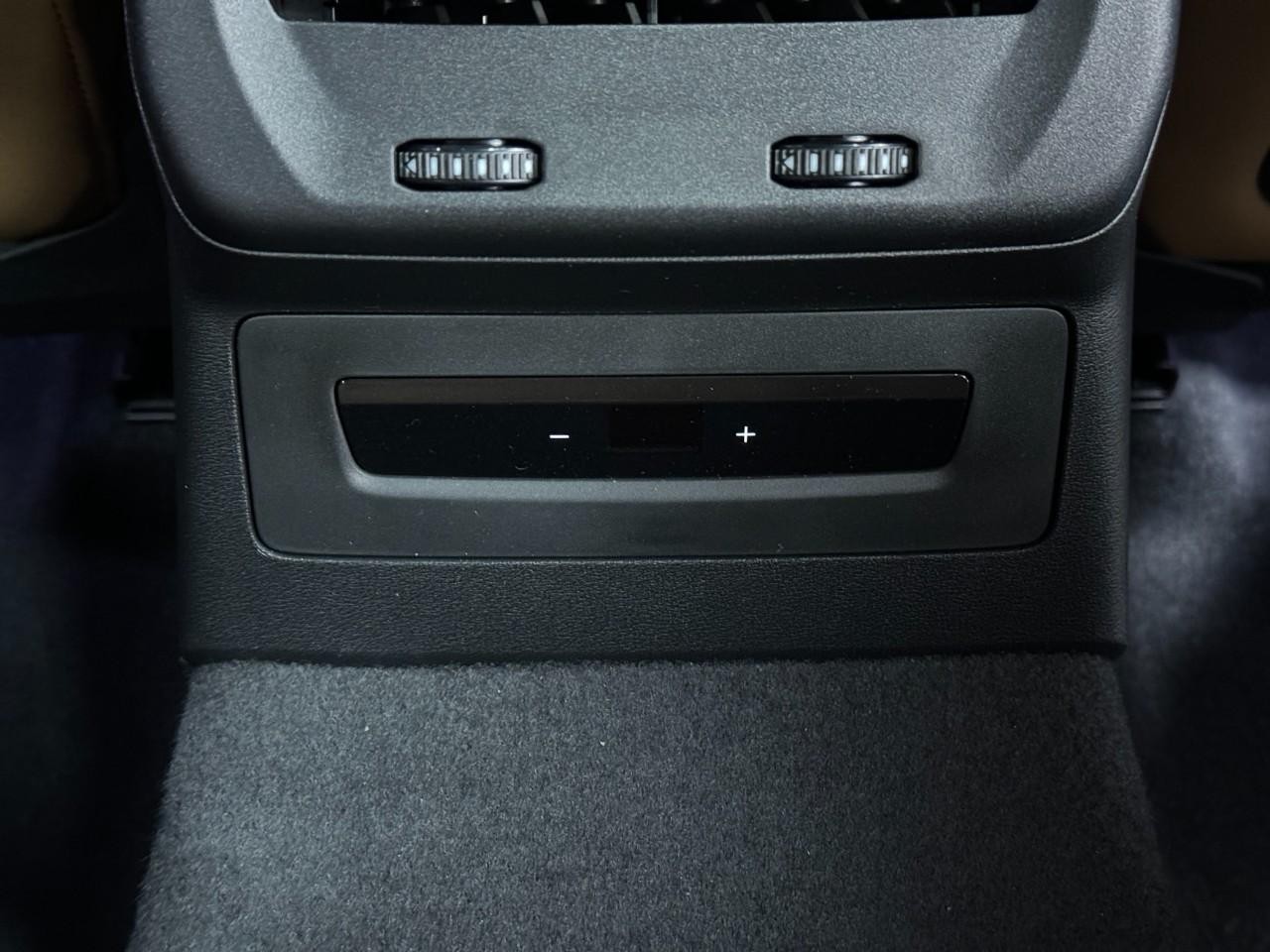 Audi A5 Vehicle Full-screen Gallery Image 11