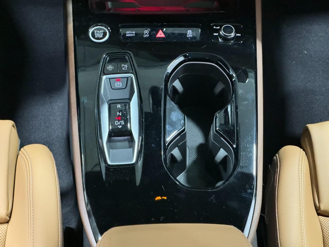 Audi A5 Vehicle Full-screen Gallery Image 16