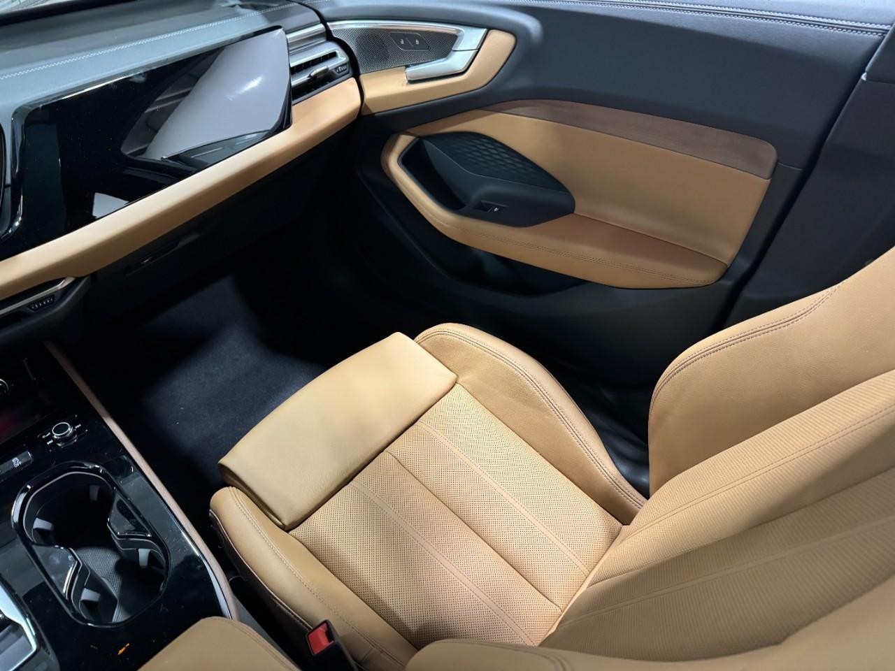 Audi A5 Vehicle Full-screen Gallery Image 17