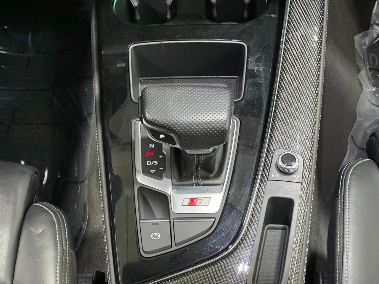 Audi S5 Coupe Vehicle Full-screen Gallery Image 17