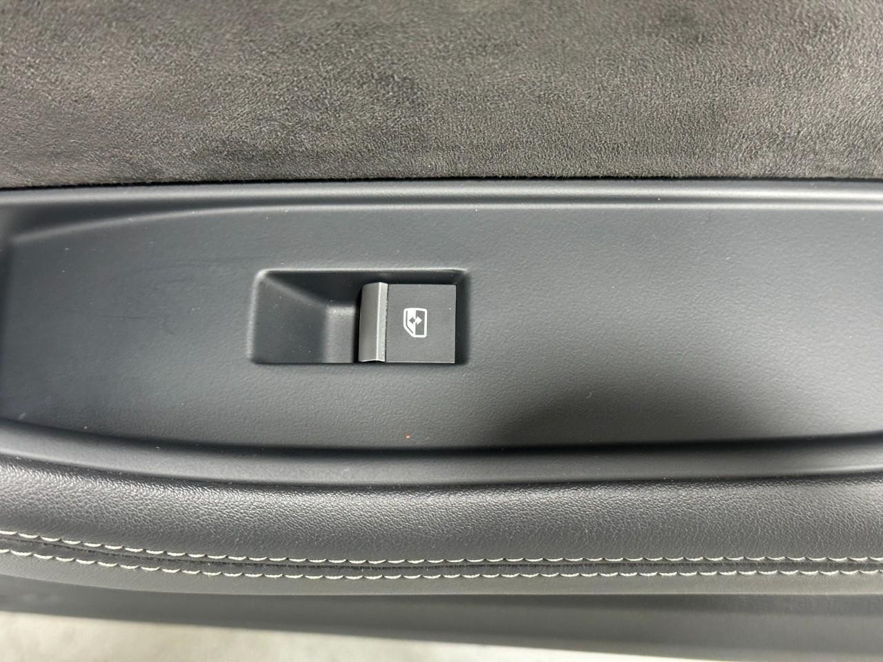 Audi S5 Coupe Vehicle Full-screen Gallery Image 23