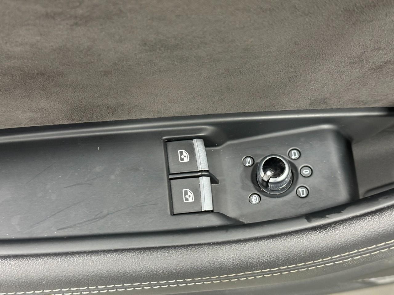 Audi S5 Coupe Vehicle Full-screen Gallery Image 25