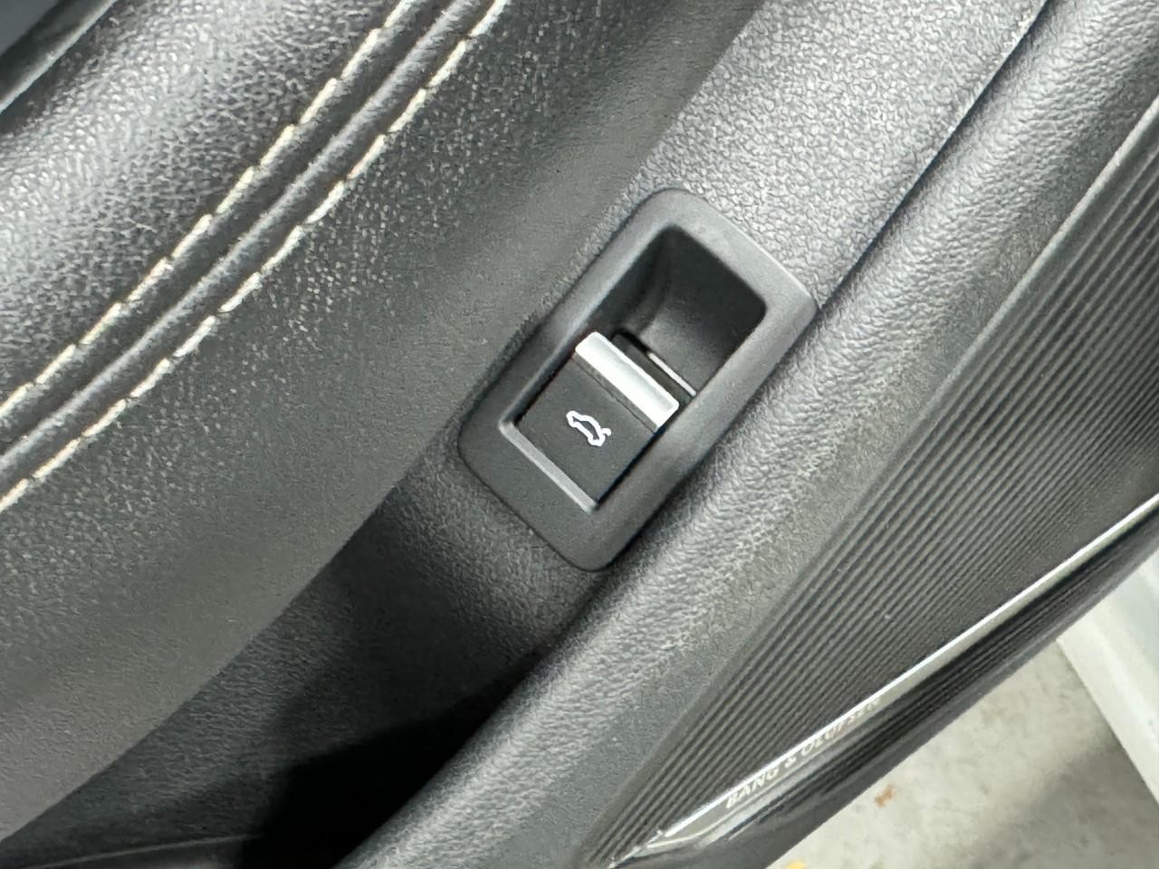 Audi S5 Coupe Vehicle Full-screen Gallery Image 26