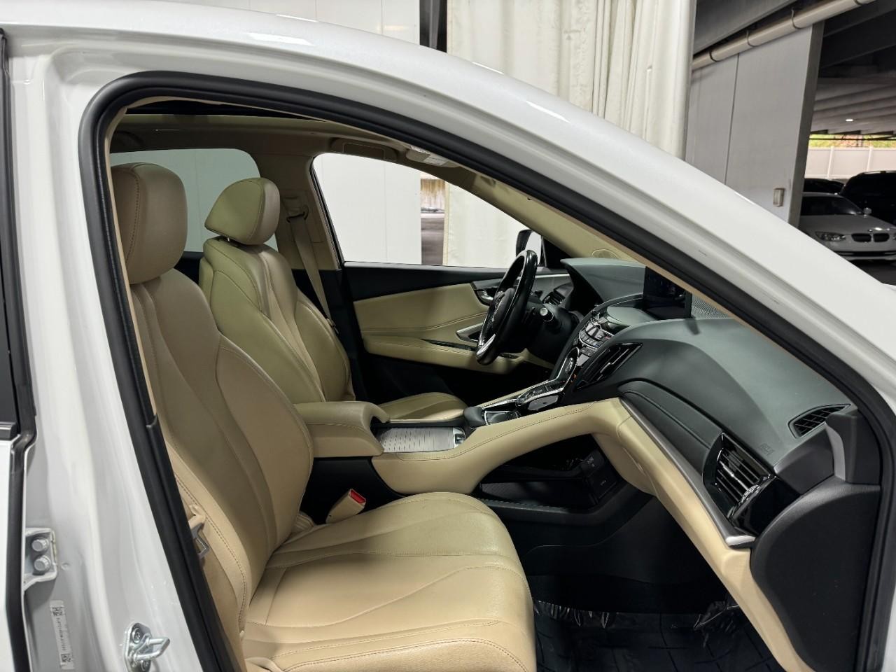 Acura RDX Vehicle Full-screen Gallery Image 18