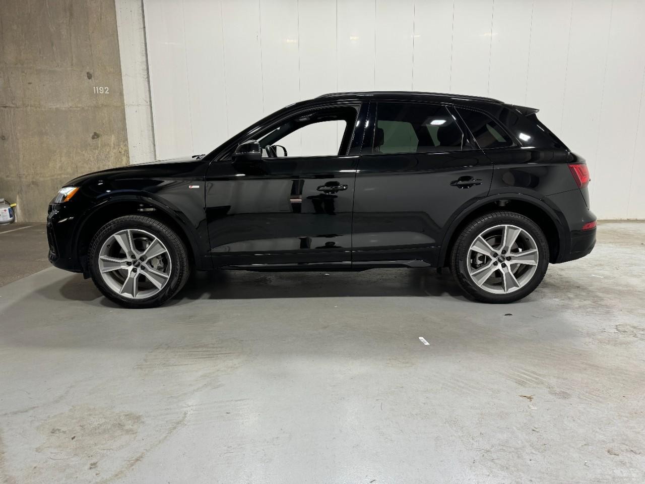 Audi Q5 Vehicle Full-screen Gallery Image 2