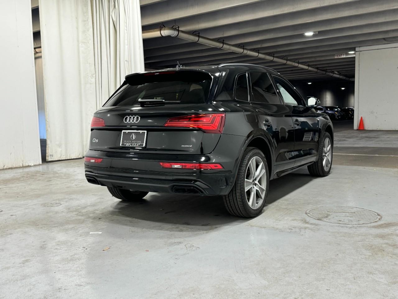 Audi Q5 Vehicle Full-screen Gallery Image 4