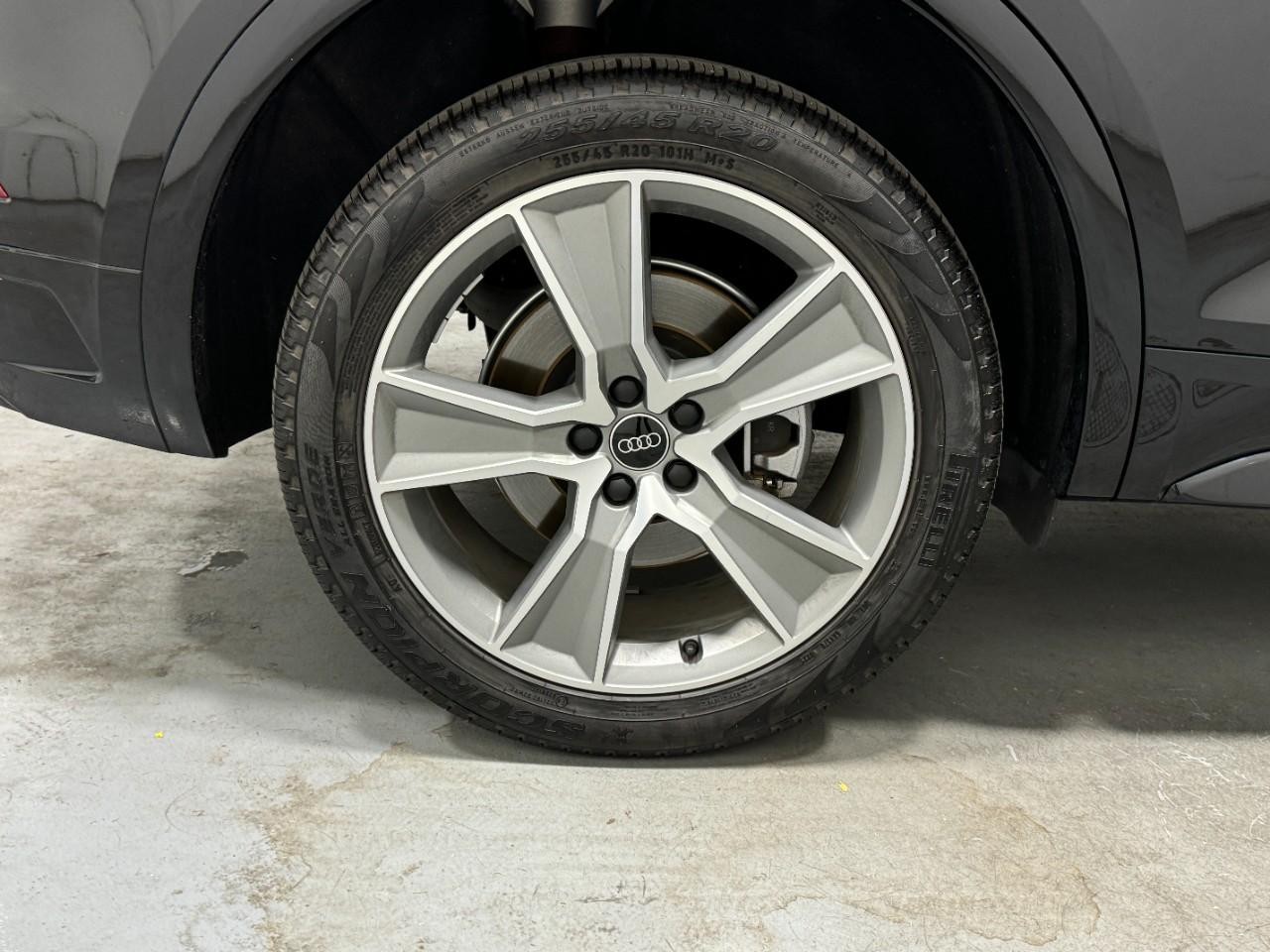 Audi Q5 Vehicle Full-screen Gallery Image 5