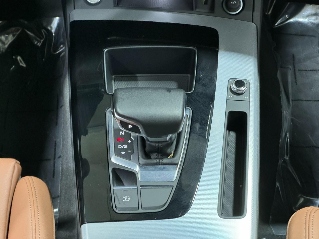 Audi Q5 Vehicle Full-screen Gallery Image 17