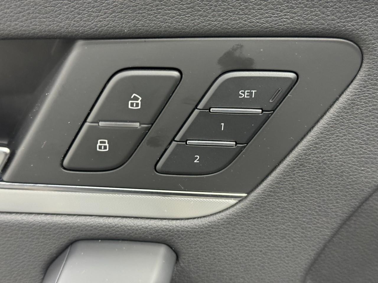 Audi Q5 Vehicle Full-screen Gallery Image 24