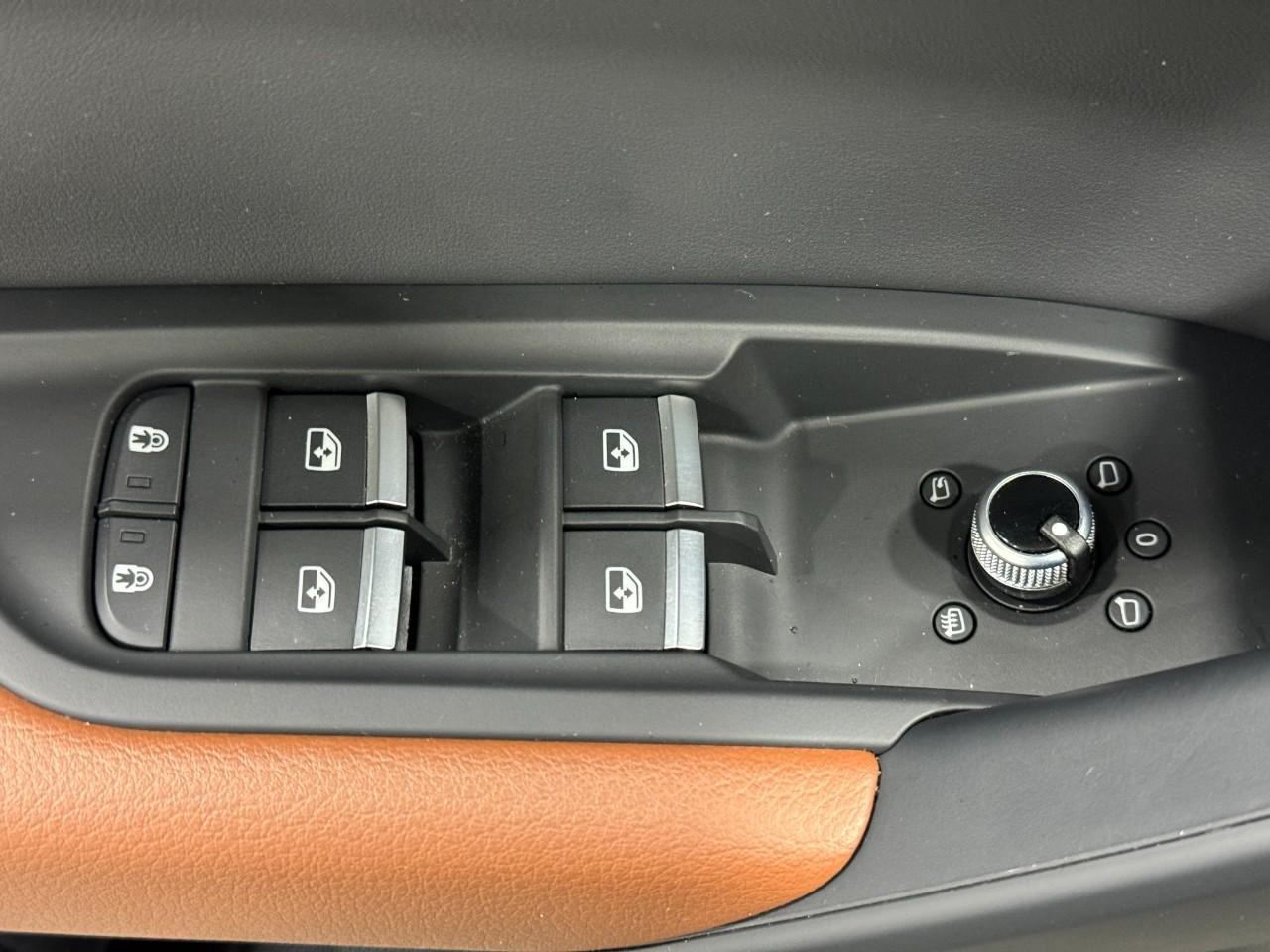 Audi Q5 Vehicle Full-screen Gallery Image 25