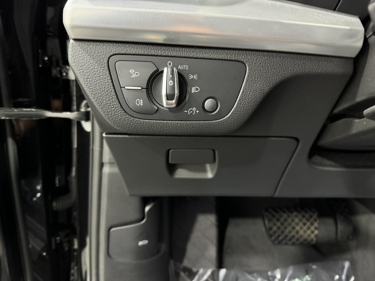 Audi Q5 Vehicle Full-screen Gallery Image 30