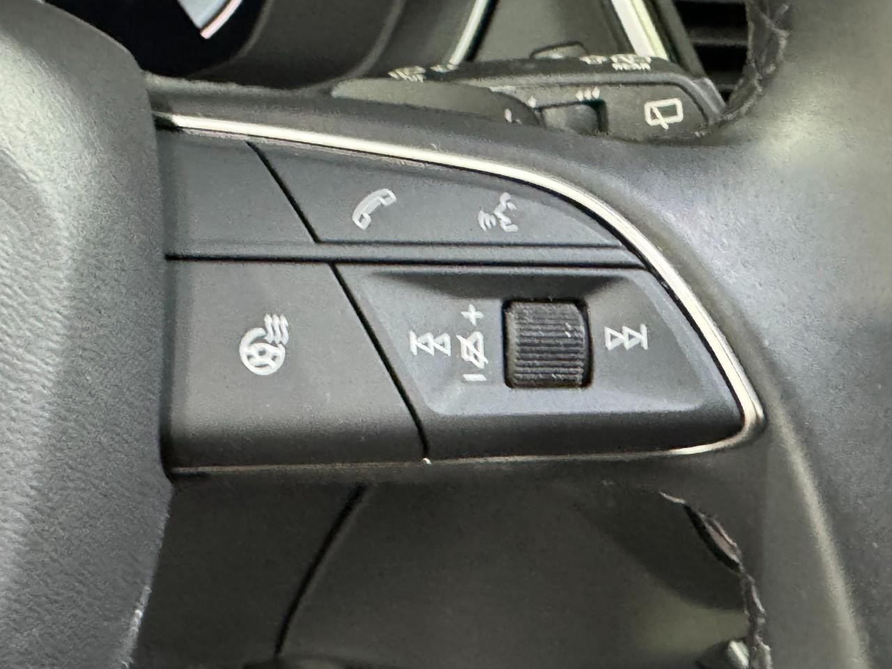 Audi Q5 Vehicle Full-screen Gallery Image 33