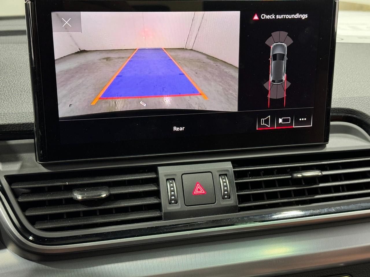 Audi Q5 Vehicle Full-screen Gallery Image 35