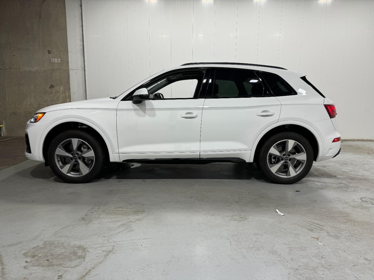 Audi Q5 Vehicle Full-screen Gallery Image 2