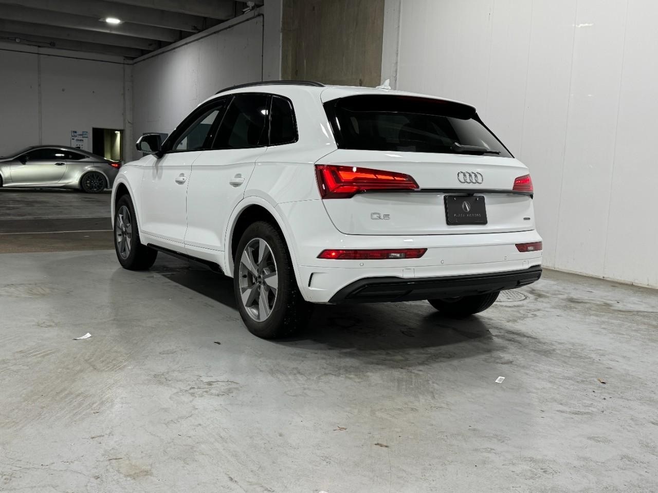 Audi Q5 Vehicle Full-screen Gallery Image 3