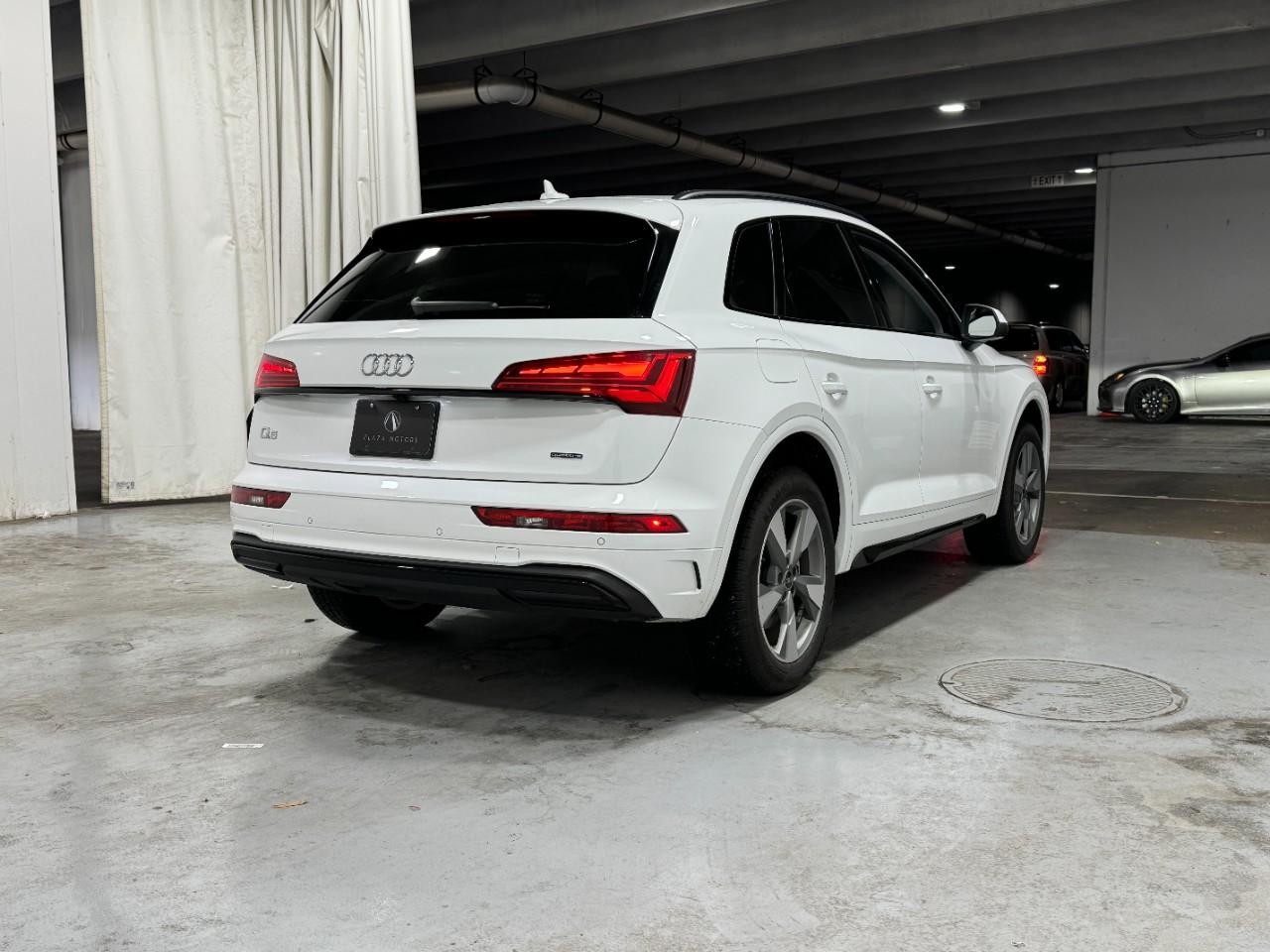 Audi Q5 Vehicle Full-screen Gallery Image 4