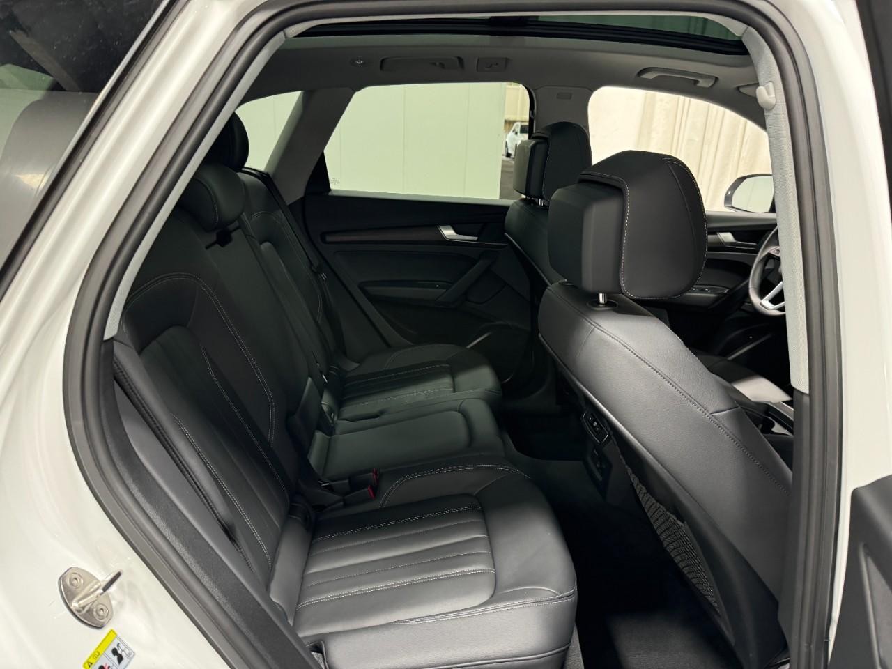 Audi Q5 Vehicle Full-screen Gallery Image 10