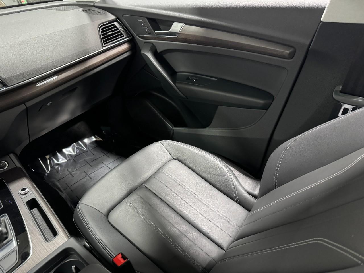 Audi Q5 Vehicle Full-screen Gallery Image 18