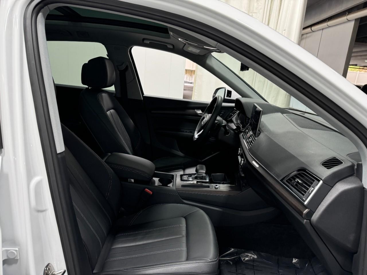 Audi Q5 Vehicle Full-screen Gallery Image 19