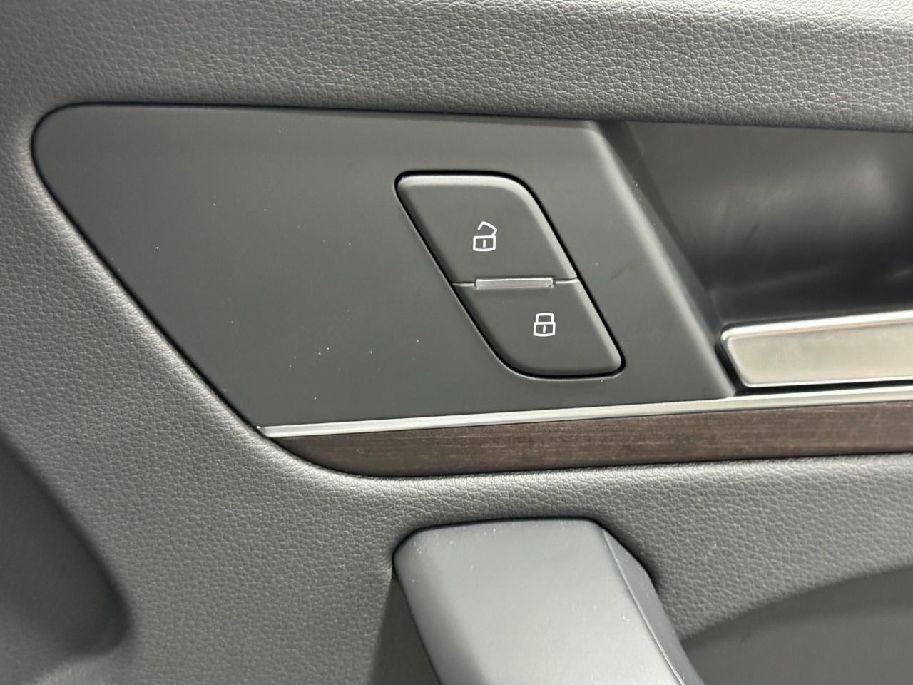 Audi Q5 Vehicle Full-screen Gallery Image 22