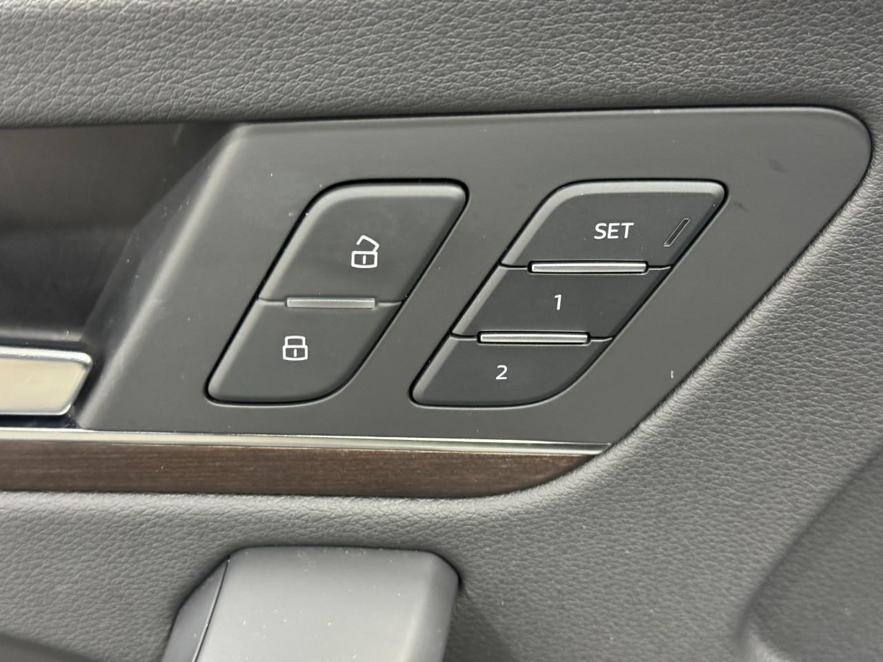 Audi Q5 Vehicle Full-screen Gallery Image 24