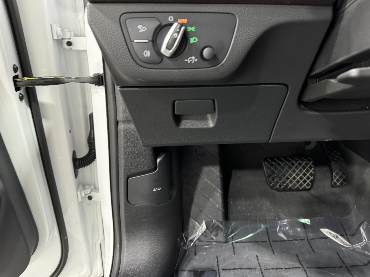 Audi Q5 Vehicle Full-screen Gallery Image 30