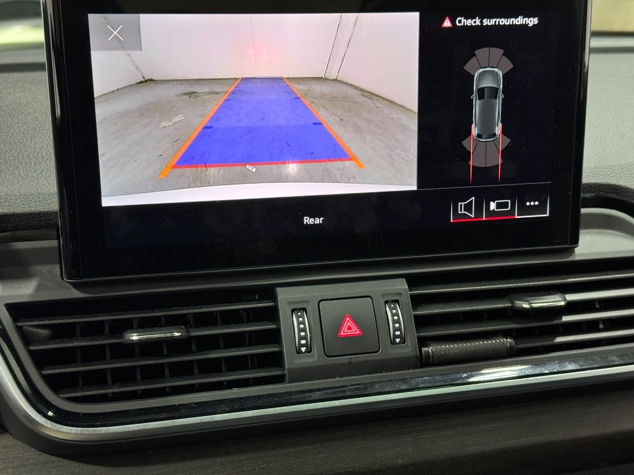 Audi Q5 Vehicle Full-screen Gallery Image 35