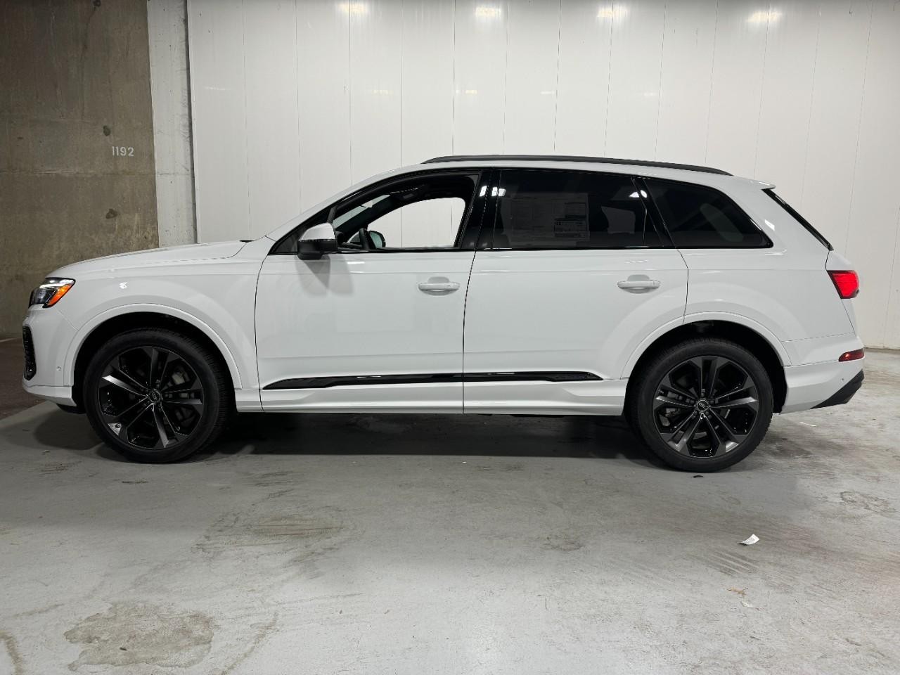Audi Q7 Vehicle Full-screen Gallery Image 2