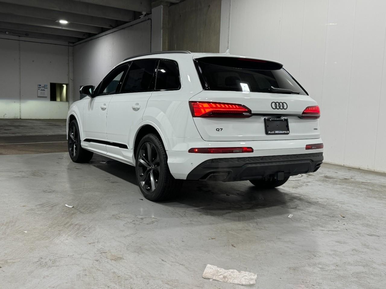Audi Q7 Vehicle Full-screen Gallery Image 3