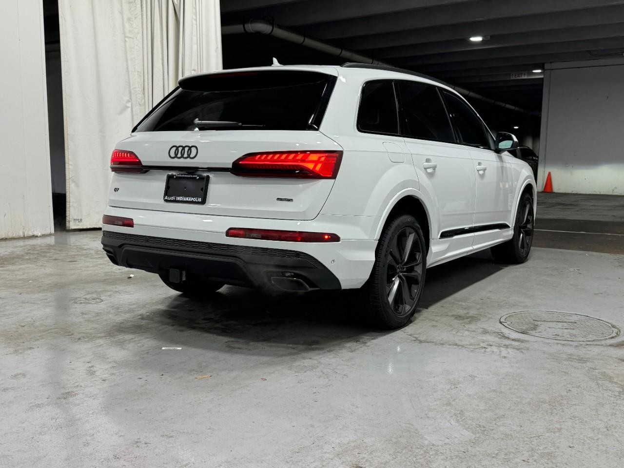 Audi Q7 Vehicle Full-screen Gallery Image 4