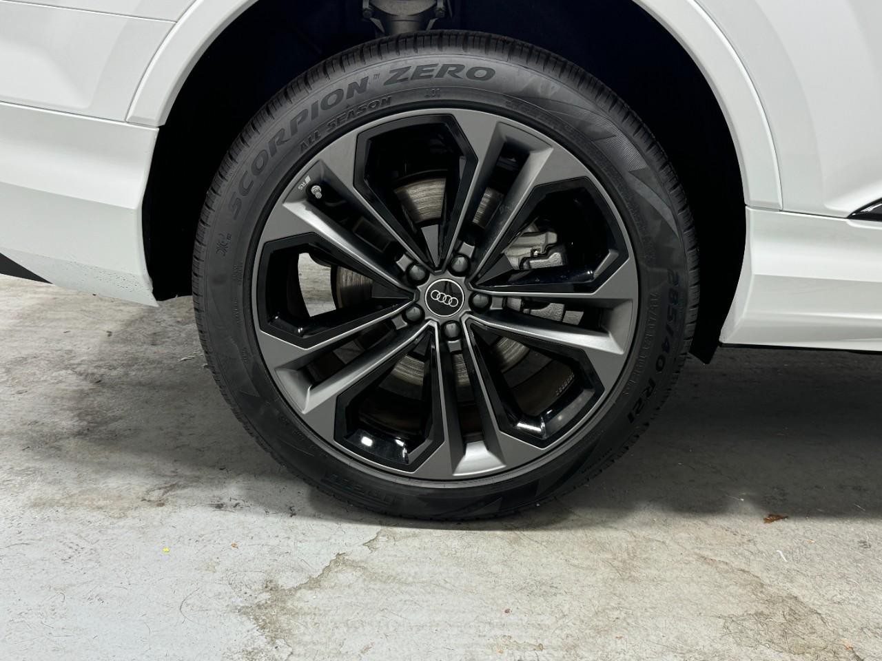 Audi Q7 Vehicle Full-screen Gallery Image 5